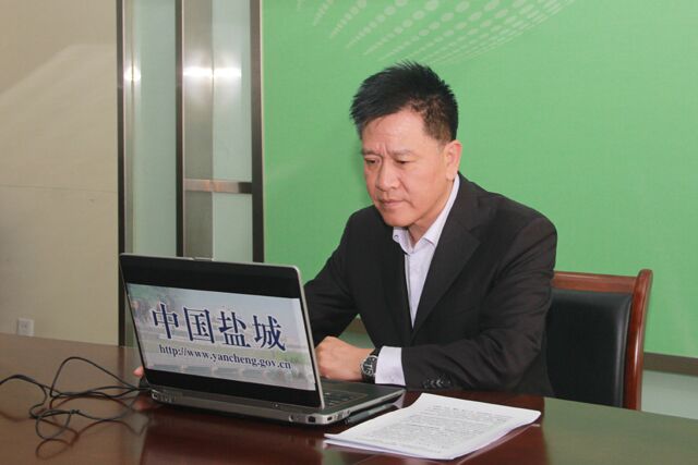 图为市审计局党组书记、局长吴先国与网友在线交流  