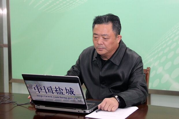图为盐城市城市管理局副局长王建安与网友在线交流 