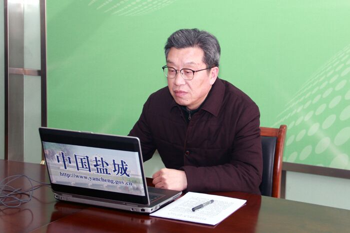 图为市应急管理局党组副书记、副局长李新昌与网友在线交流 