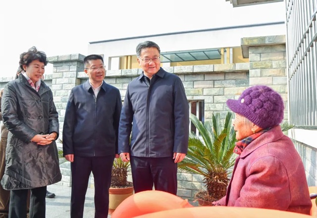 市委书记周斌到东台市和挂钩联系的大丰区全心村调研