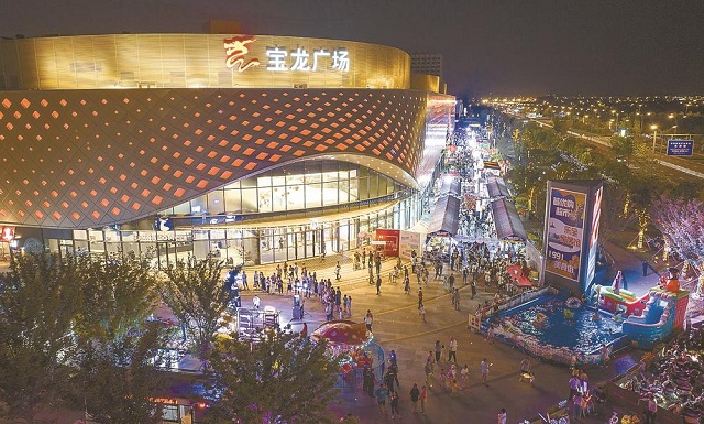 8月6日晚,盐城城东宝龙广场的烟火夜市人山人海,美食集市,文艺表演,网