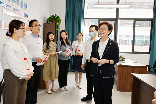 徐缨调研教育工作并看望慰问教职工