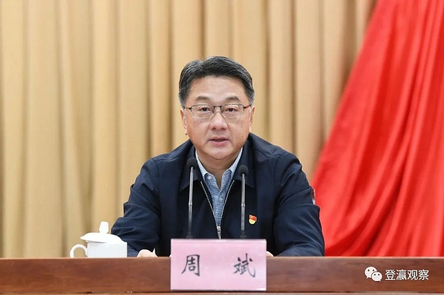 周斌主持并传达会议精神周斌在讲话时指出,各地各部门要提高政治