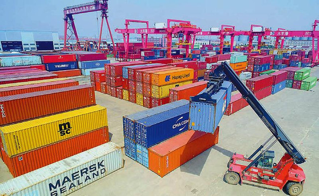 大丰港集装箱堆场内繁忙景象