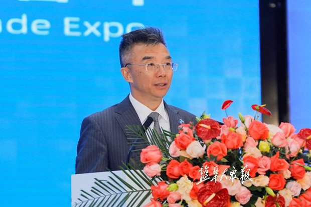 彭刚代表商务部对博览会成功举办表示祝贺.