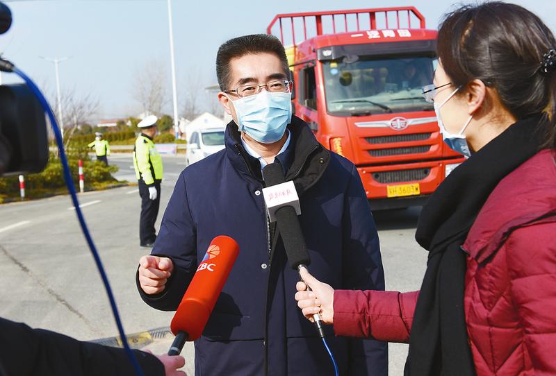 市委常委,副市长,滨海县委书记孙轶接受盐阜大众报记者采访.