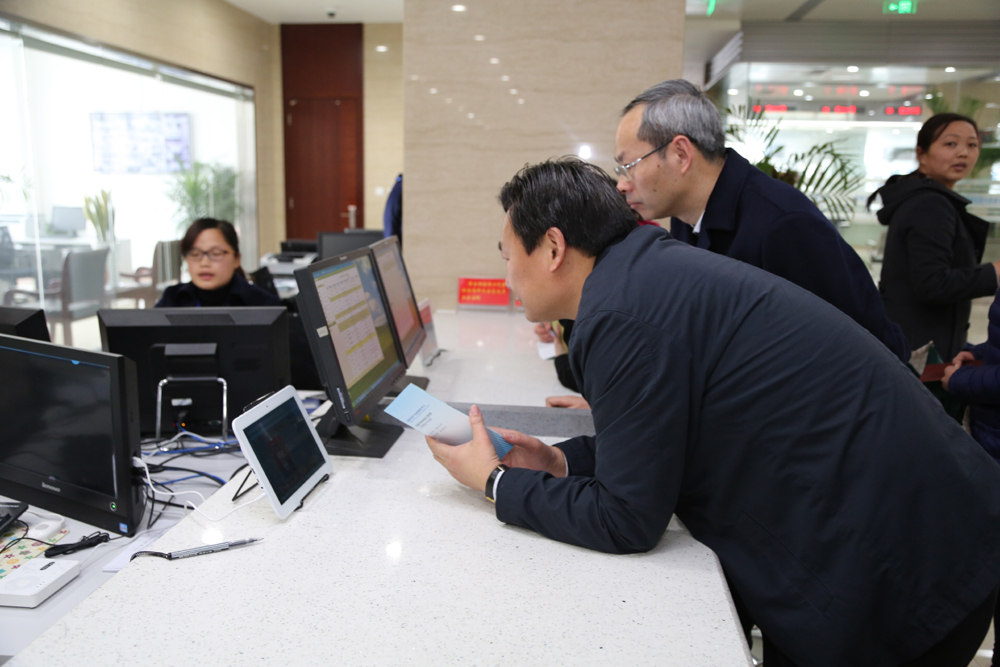 副市长王荣来市房管局体验行风