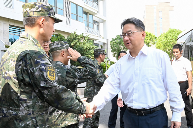 盐城市人民政府 盐城要闻 周斌赴驻盐部队开展"八一"慰问活动