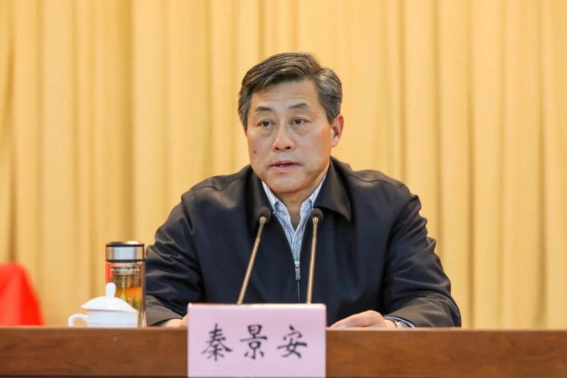 考核组组长秦景安,考核组副组长刘兴远出席会议.