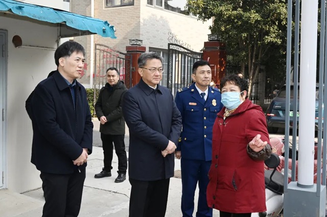 周斌来到大宇花苑小区,边走边看边问,认真查看楼道车库是否有易燃易爆