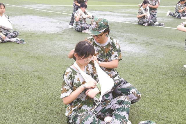 亭湖高级中学举行高一新生军训闭营仪式