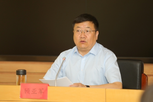 顾亚军指出,市委七届十三次全会鼓舞人心,催人奋进,市委曹书记的报告