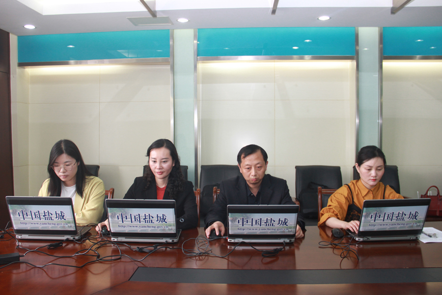 图为访谈工作场景